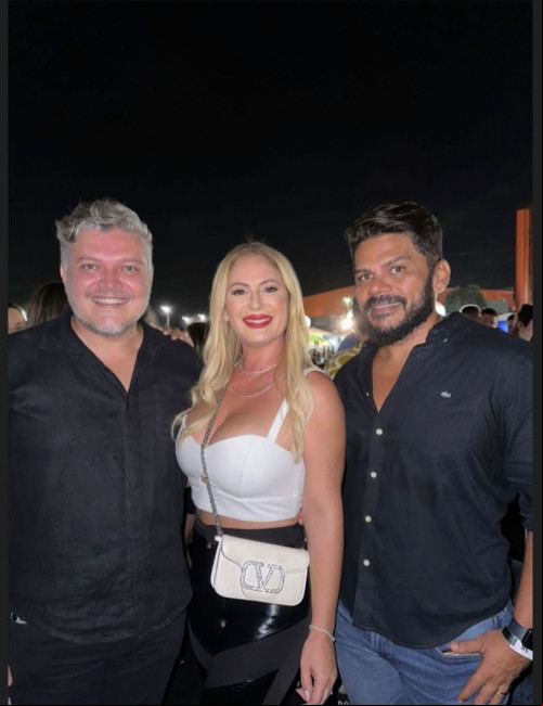 Advogado Ricardo Campelo (a direita) aniversariou sábado  celebrou a data ao lado de Raul Vasconcelos Júnior (a esquerda) e a empresária Alexsandra Diniz e um grupo seleto de amigos em pub da capital. - (Arquivo Pessoal)