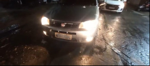 Motorista cai em buraco de obra sem sinalização da Águas de Teresina