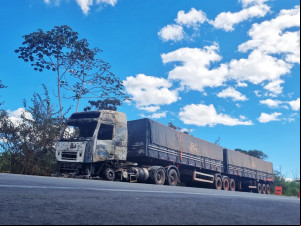 Caminhão carregado de soja sofre pane elétrica e incidência próximo a Altos