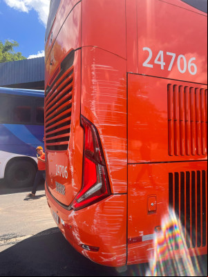 Ônibus sem freio bate em muro na rodoviária em Piripiri