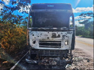 Caminhão carregado de soja sofre pane elétrica e incidência próximo a Altos