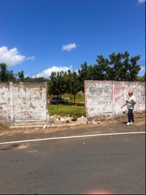 Ônibus sem freio bate em muro na rodoviária em Piripiri