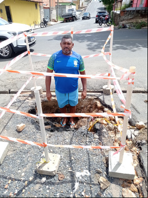 Motorista cai em buraco de obra sem sinalização da Águas de Teresina