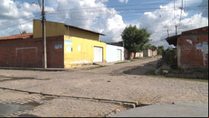 Buracos de obras de saneamento causam transtornos e prejuízos aos moradores do Recanto dos Pássaros