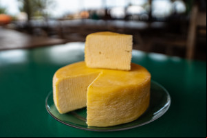 Patrimônio cultural imaterial, queijo minas artesanal carrega o sabor da tradição de MG