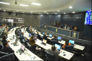 Câmara aprova reajuste de 20% no salário de servidores da Educação